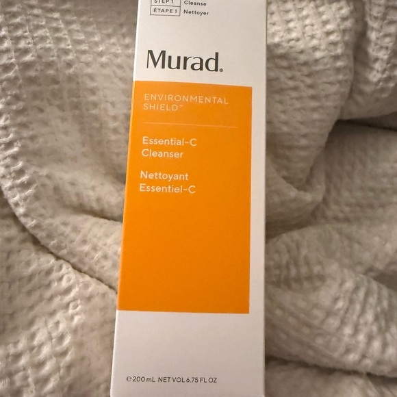 Murad Essential-C Cleanser - Orange - Picture 3 of 5